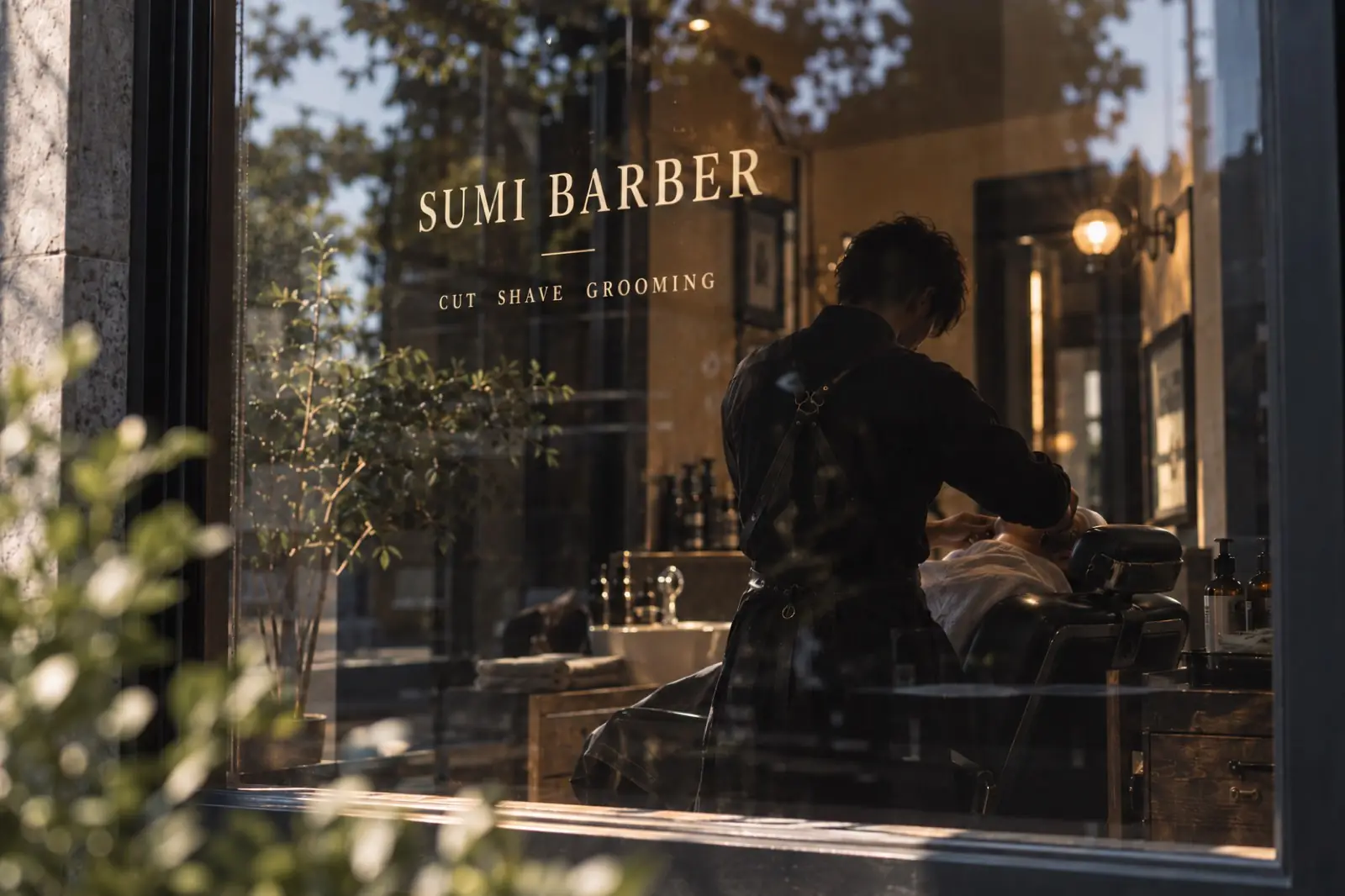 窓越しに見えるSUMI BARBERの店内